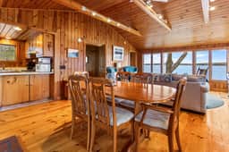 Tide's Edge Cottage · Tide's Edge-New Oceanfront!