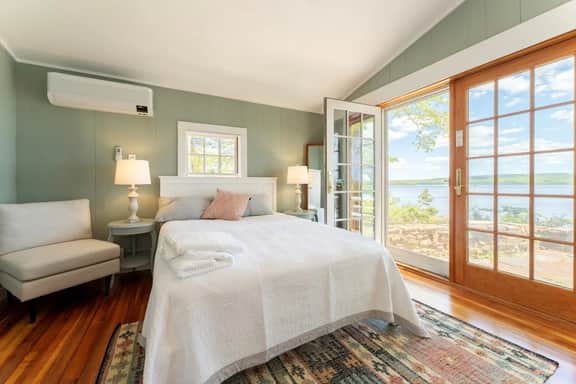 Sandy Point Cottage - Oceanfront!