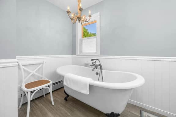 Pine Hill Cottage · Serene Pondside Cottage w/Private Island Cam