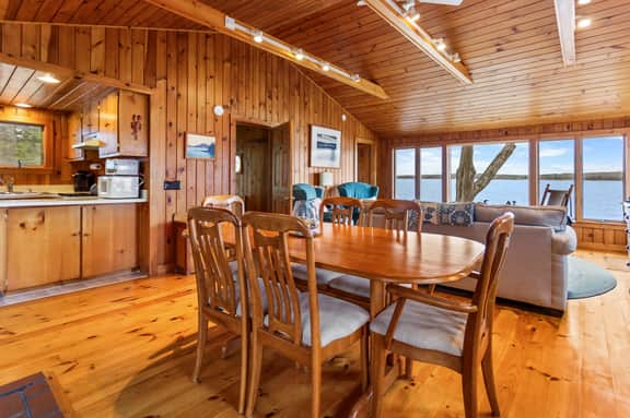 Tide's Edge Cottage · Tide's Edge-New Oceanfront!