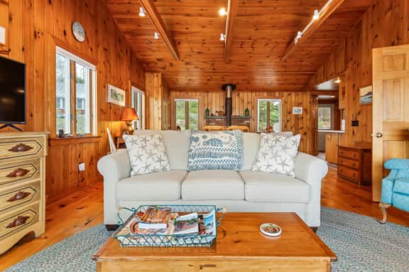Tide's Edge Cottage · Tide's Edge-New Oceanfront!