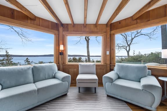 Sandy Point Cottage - Oceanfront!