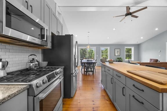 Pine Hill Cottage · Serene Pondside Cottage w/Private Island Cam