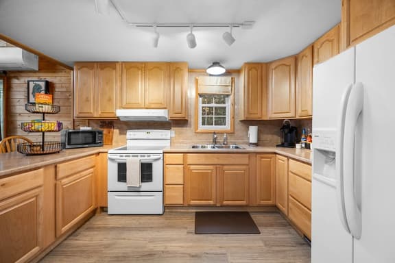 Birch Heights Bliss! New! Waterfront!